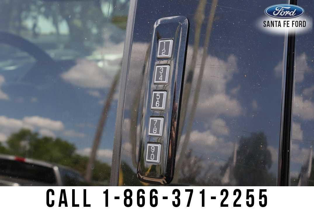 2022 Ford Super Duty F-350 DRW LARIAT